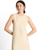 Vestido corto sin mangas con cuello redondo y acabado ondulado