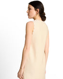 Vestido corto sin mangas con cuello redondo y acabado ondulado