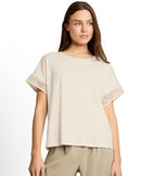 Camiseta de mujer con manga corta, cuello redondo y detalle calado