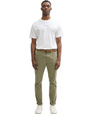 Chino de hombre en color marrón con corte slim