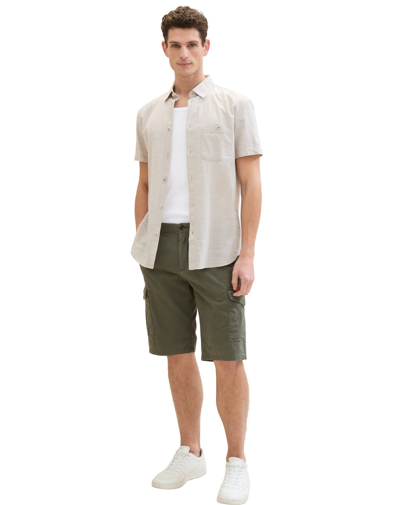 Bermuda de hombre tipo cargo liso verde militar