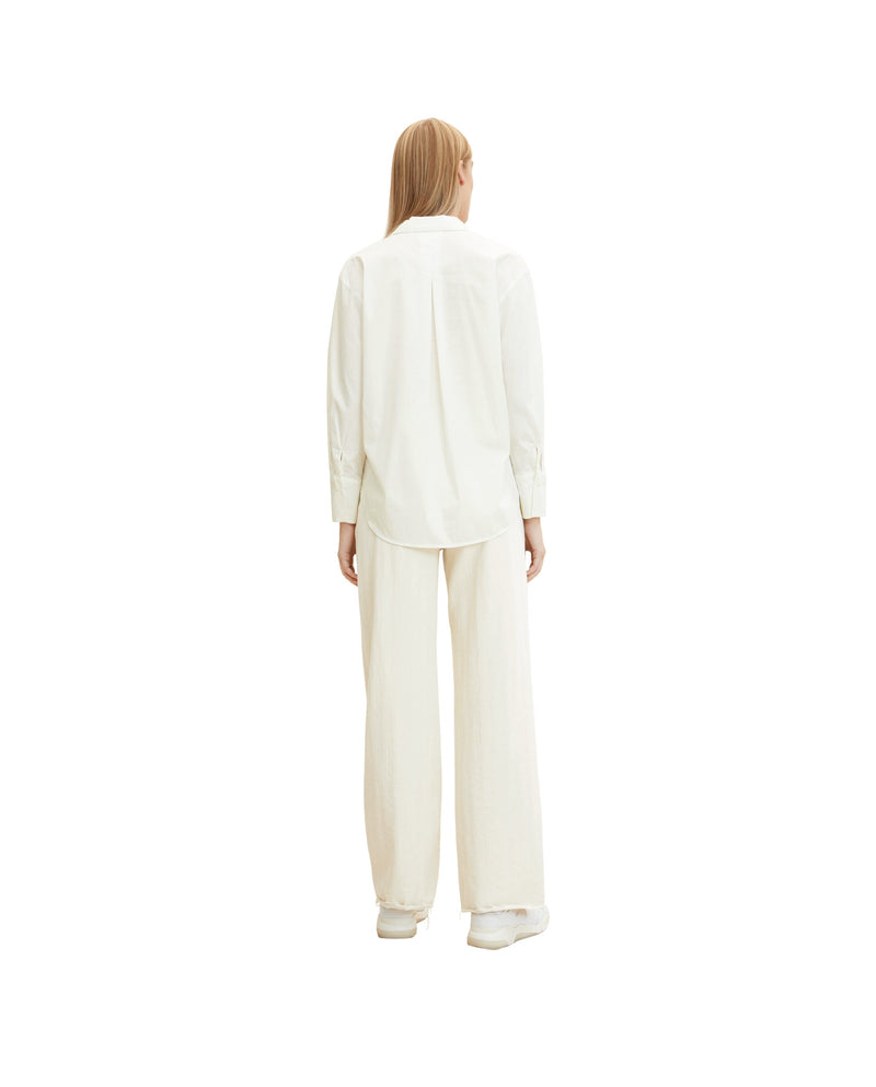 Camisa de mujer loose fit y bolsillo blanco
