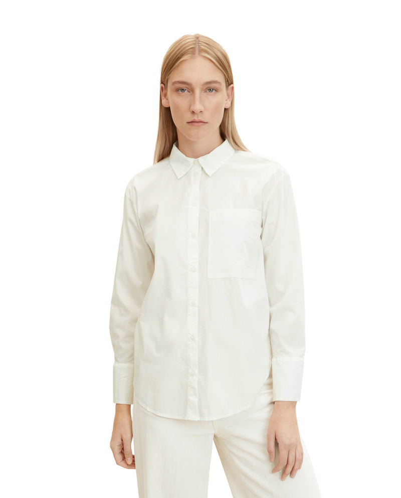 Camisa de mujer loose fit y bolsillo blanco