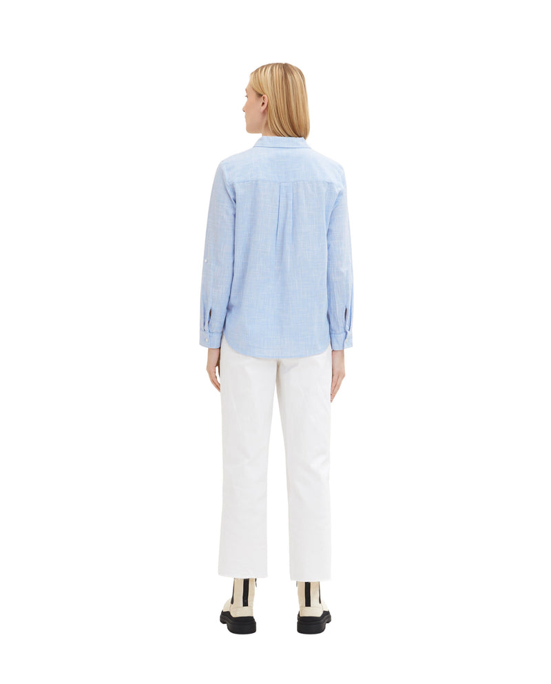 Camisa de mujer con cuello pico corte regular azul claro